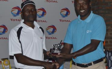 Kasasa Dwaga golf-GTLSM presenting trophy to Mens winner
